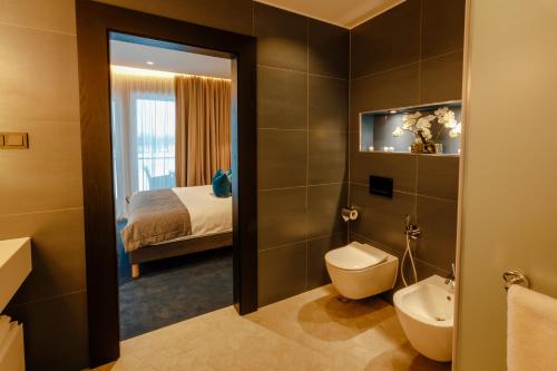 A bathroom at Jurmala Golf Club&Hotel