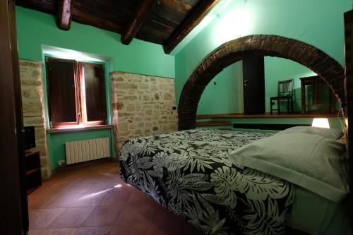 カンポバッソにあるResidenza Sant'Andreaの緑の壁のベッドルーム1室(ベッド1台付)