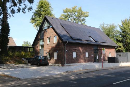 um grande edifício de tijolos com painéis solares em Landhaus Lueneburg little luxury em Lüneburg