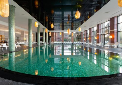 una gran piscina en un edificio con luces en Cramim by Isrotel Exclusive, en Qiryat ‘Anavim