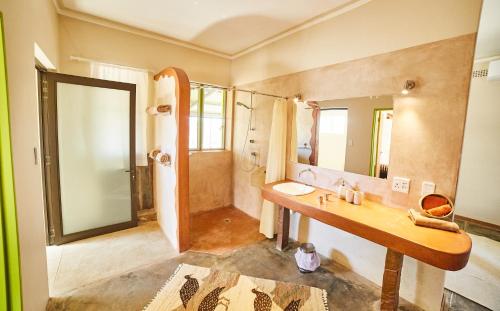 La salle de bains est pourvue d'un lavabo et d'un miroir. dans l'établissement BuellsPort Naukluft Lodge & Farm, à Naukluft Mountains