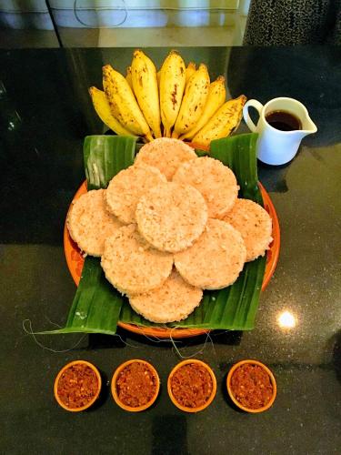 a plate of food on top of a banana leaf at LE JARDIN DU FORT - GALLE in Galle