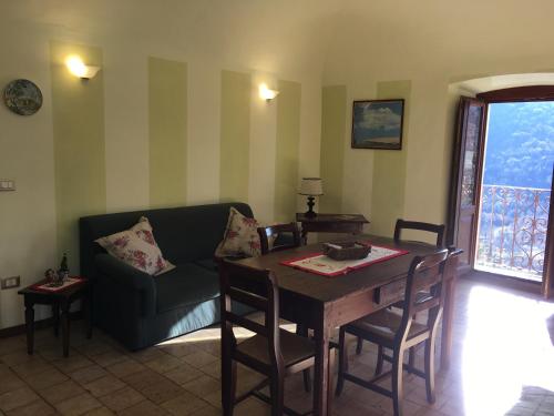 Caporciano的住宿－Regio Tratturo，客厅配有桌子和沙发