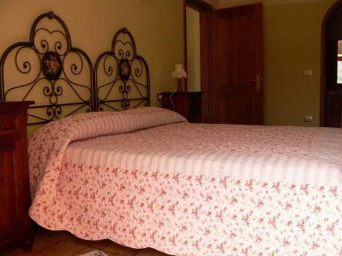 a bedroom with a bed with a red and white blanket at Regio Tratturo in Caporciano