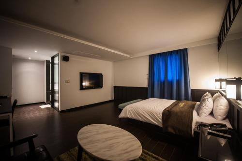 Una cama o camas en una habitación de Amare