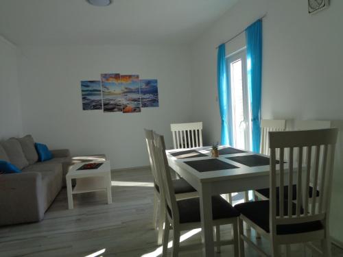 ein Wohnzimmer mit einem Tisch, Stühlen und einem Sofa in der Unterkunft Apartment Prunus in Dubrovnik