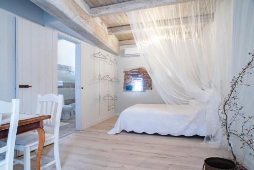 1 dormitorio con 1 cama con mosquitera en Il Castello Di Perchia en Crocemaroggia
