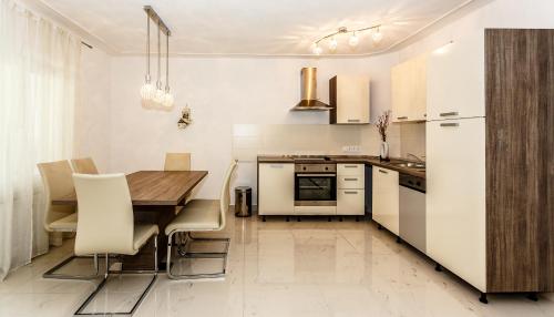 Kuchyň nebo kuchyňský kout v ubytování Sara Apartments Malinska