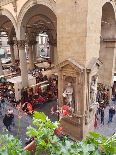 a view of a market with a statue in a building at Appartamento Signoria in Florence