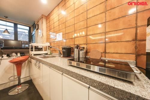 eine Küche mit einer Spüle und einer Arbeitsplatte in der Unterkunft Insadong R Guesthouse in Seoul