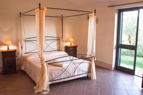 เตียงในห้องที่ Agriturismo le colline di Capalbio