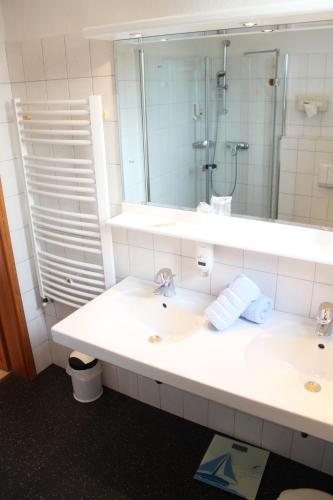 Ένα μπάνιο στο Hotel Ostfriesland garni