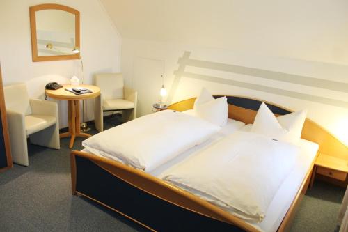 Ένα ή περισσότερα κρεβάτια σε δωμάτιο στο Hotel Ostfriesland garni