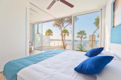 Postel nebo postele na pokoji v ubytování Suites at Sea