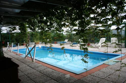 una grande piscina blu in un edificio di Hotel 5 Terre Nel Sole a Deiva Marina