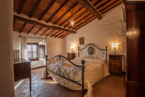 Tempat tidur dalam kamar di Certosa di Pontignano Residenza d'Epoca