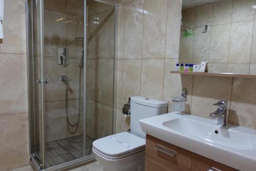 Bilik mandi di Otel Mutevelli