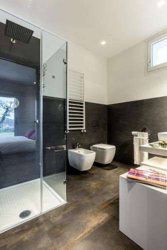 a bathroom with a shower and a sink and a toilet at Villa Vita in Assisi