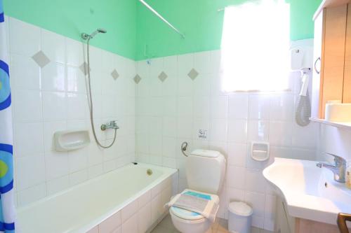 Ένα μπάνιο στο Beach House Varvara
