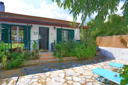 Κήπος έξω από το Beach House Varvara