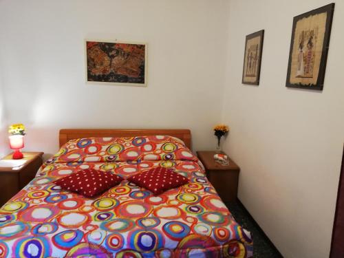 a bed with a colorful comforter in a bedroom at Venice Best Vacation in Marghera