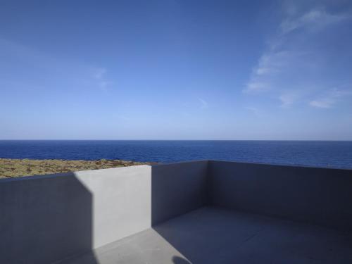 vistas al océano desde el balcón de una casa en VV EL CHARCO, El Hierro, en La Caleta