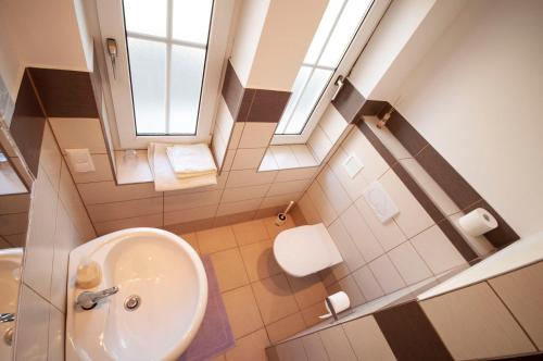 La petite salle de bains est pourvue d'un lavabo et de toilettes. dans l'établissement Gasthof Winkelwirt, à Althofen