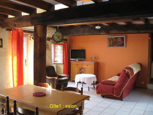 un salon avec un canapé et une table dans l'établissement Gites du ROHERAN, à Malansac