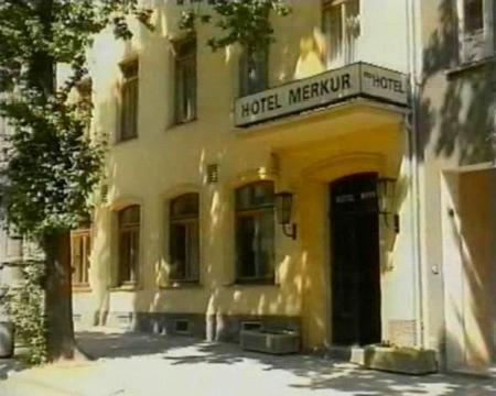 een hotel meritorium gebouw met een bord erop bij Hotel Merkur Garni in Zwickau