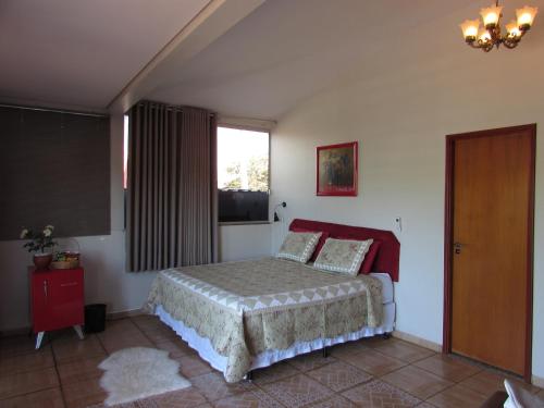 a bedroom with a bed and a window at Pousada Beira Rio in Itumbiara