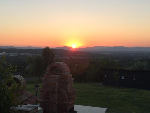 Alba o tramonto visti dall'interno del bed & breakfast o dai dintorni