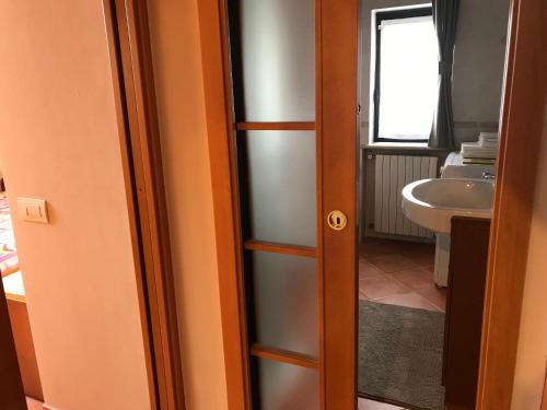 A bathroom at Mansarda Margherita
