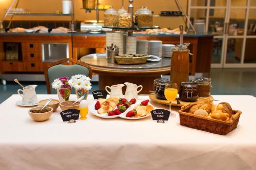 Comida en o cerca de este hotel