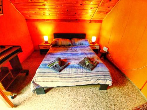 1 dormitorio con 1 cama con 2 almohadas en Kuća za odmor "Livadica", en Netretić