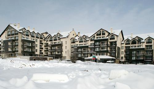 um grupo de edifícios de apartamentos na neve em Premier Luxury Mountain Resort em Bansko