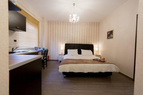 Una cama o camas en una habitación de MARGARITA'S SUITES