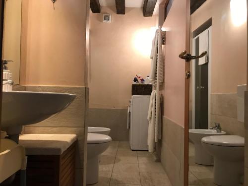 ein Badezimmer mit 2 WCs und einem Waschbecken in der Unterkunft Canal view apartment in Venedig