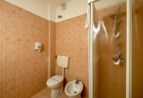 e bagno con servizi igienici e doccia. di Risthotel Airport a Fogliano Redipúglia