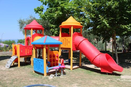 Herní místnost nebo prostor pro děti v ubytování Albatross Mobile Homes on Camping Cisano & San Vito S. p. A.