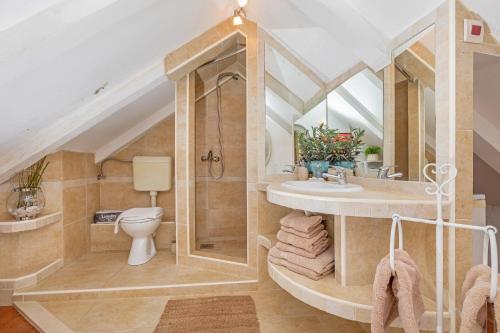 ドゥブロヴニクにあるオールド タウン シティ センター アパートメンツの洗面台とトイレ付きのバスルーム