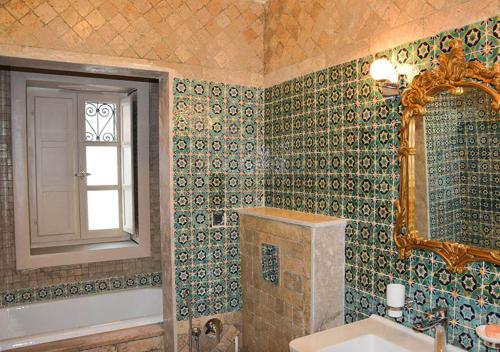 A bathroom at Dar ALOUINI