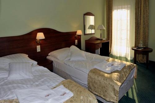 Een bed of bedden in een kamer bij Pensjonat Przy Miłej