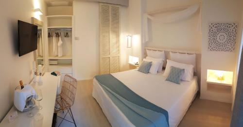 Postel nebo postele na pokoji v ubytování Hotel Gabbiano Beach