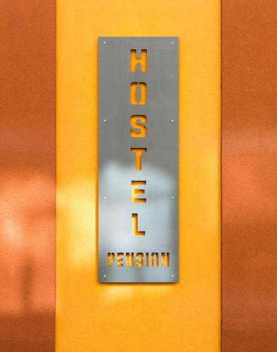 a sign on a yellow door with the wordtermination at Hostel & Pension Alte Brauerei in Eisenach