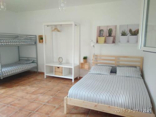 Un pat sau paturi într-o cameră la Casa cala del plomo