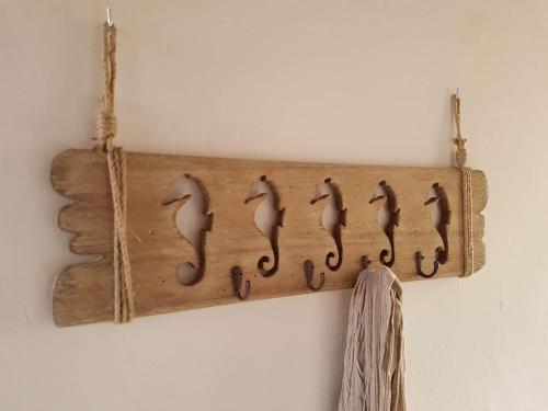 une planche en bois avec 9 chevaux de mer suspendus sur un mur dans l'établissement Studio 30 m2 500m Plages MOURILLON 3 Personnes, à Toulon