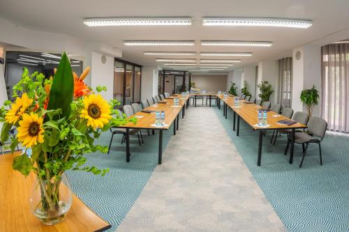 Ein Restaurant oder anderes Speiselokal in der Unterkunft Hotel Jaskółka 