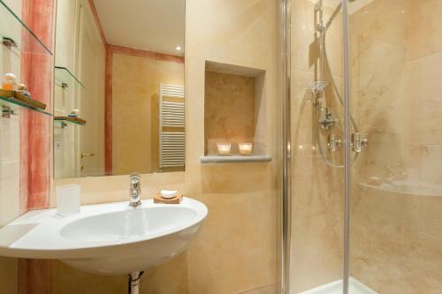 y baño con lavabo y ducha. en Appartamento Signoria en Florence