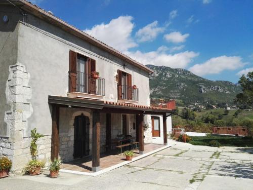 un edificio blanco con ventanas y balcones. en Casale San Felice B&B, en Cusano Mutri