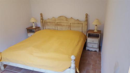 1 dormitorio con 1 cama amarilla y 2 mesitas de noche en Waldesruh, en Zinnowitz